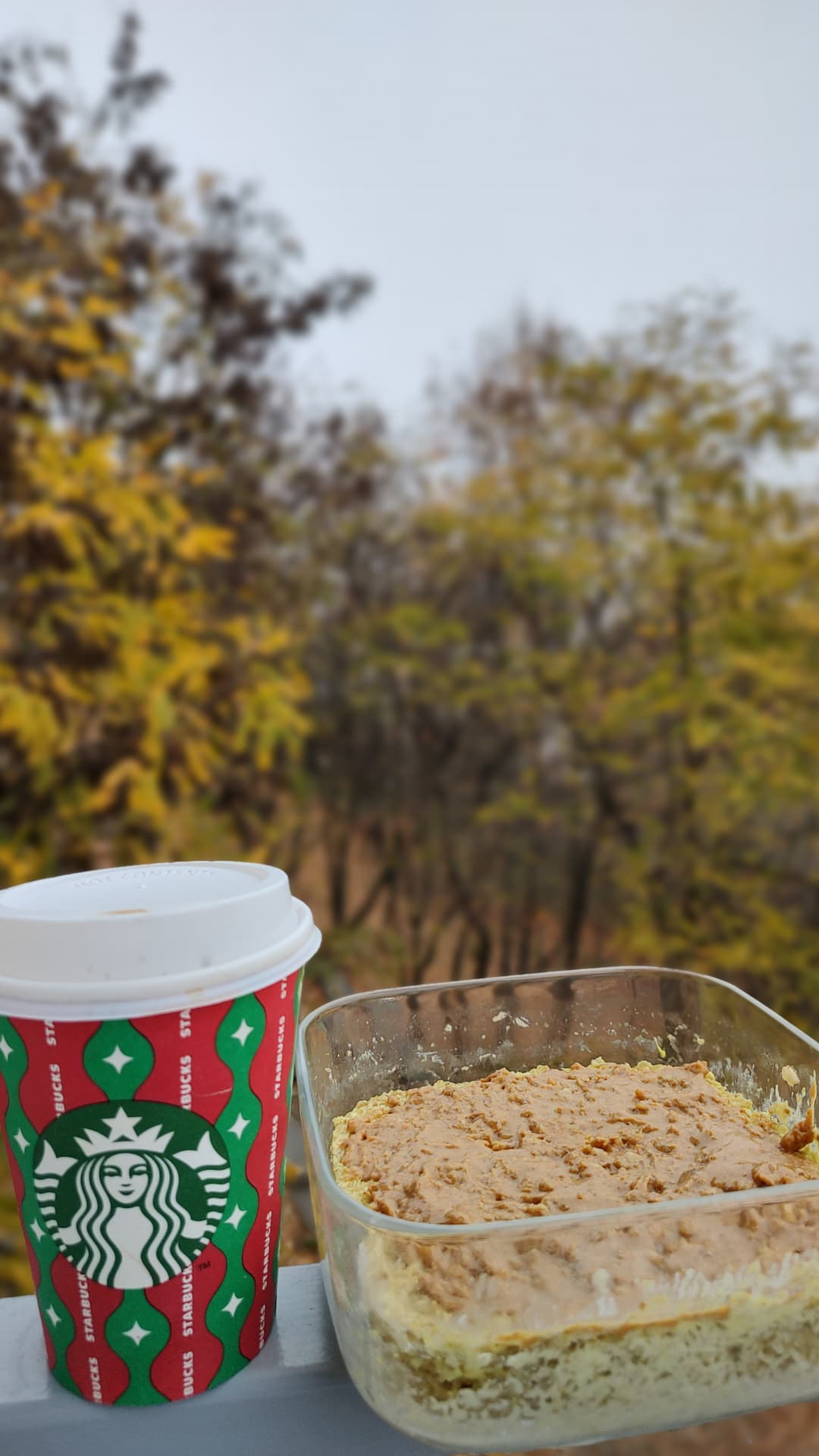Ovăz overnight cu unt de arahide și cafea, în aer liber