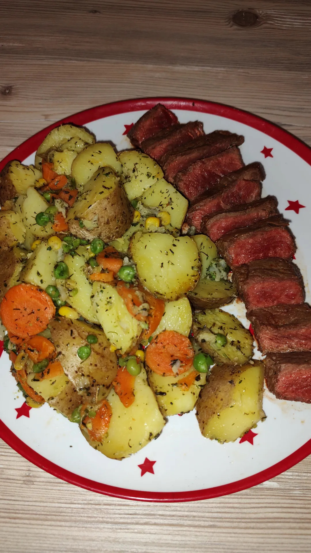 Steak medium-rare cu cartofi și legume la tavă