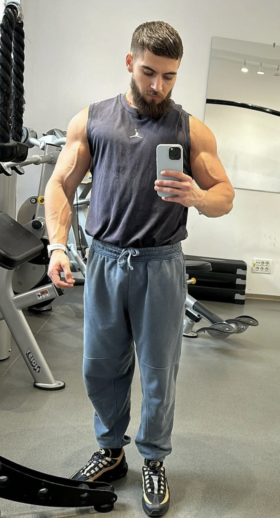 Ionuț Rizea, coach de fitness, în sală