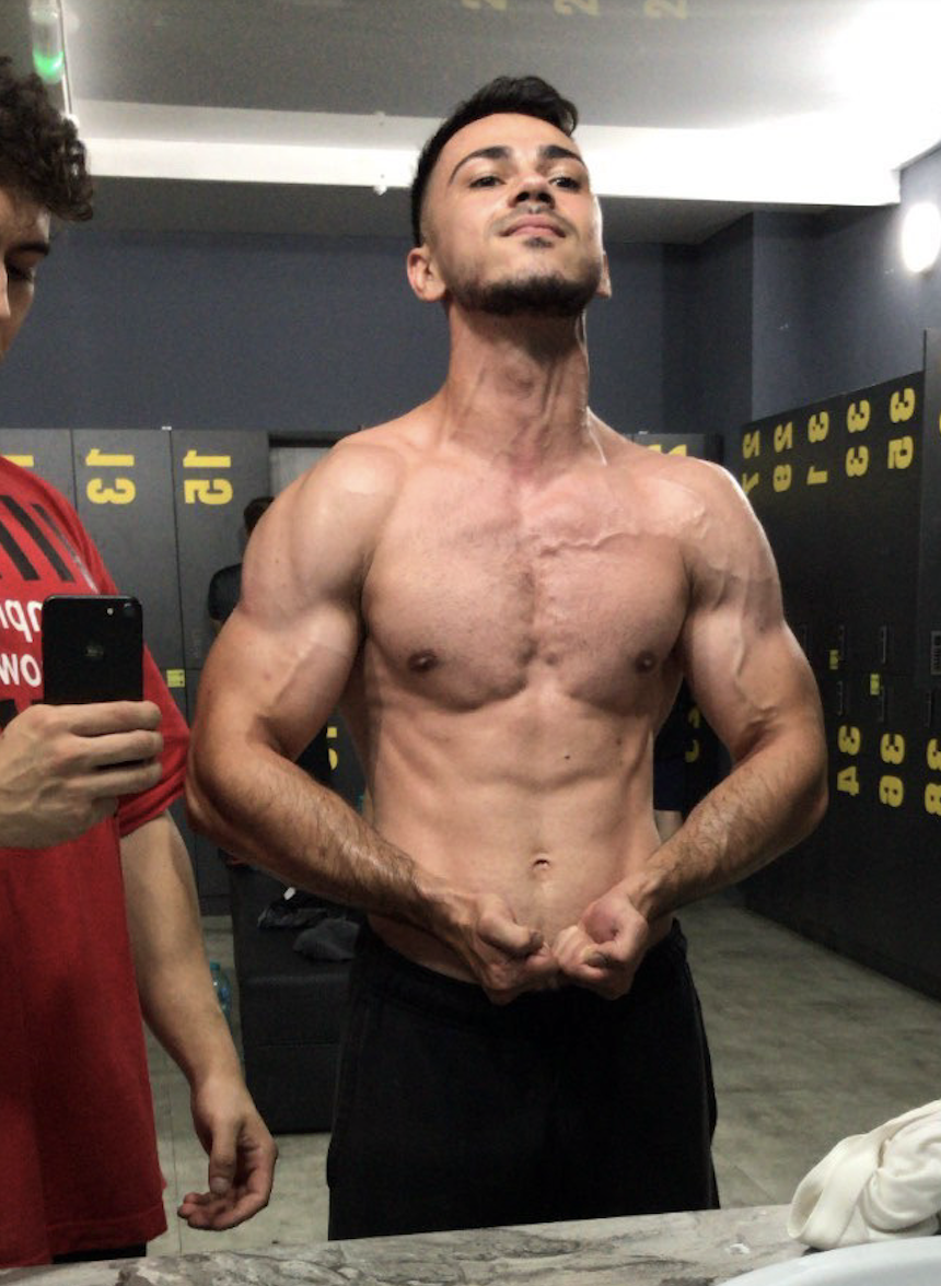 Client bărbat cu piept și abdomen definite, fotografie în vestiar