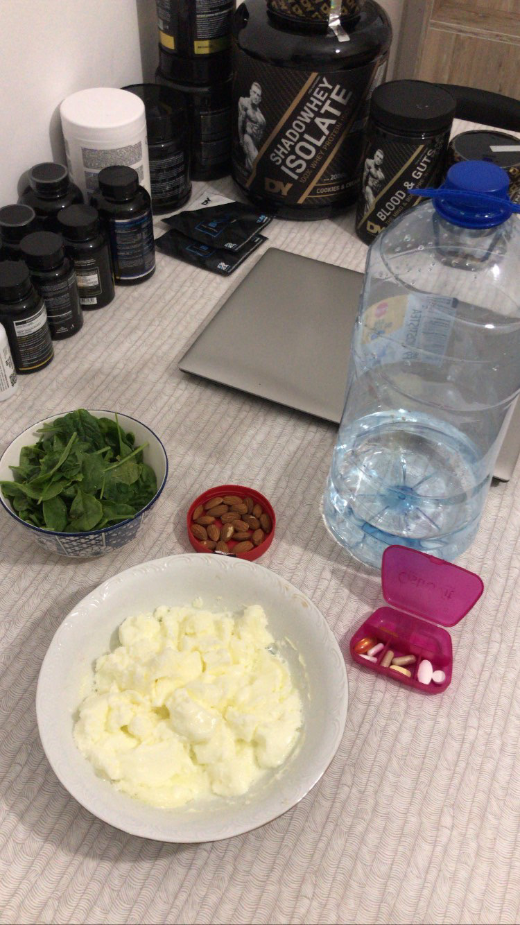 Brânză proaspătă cu spanac, migdale, suplimente și proteină