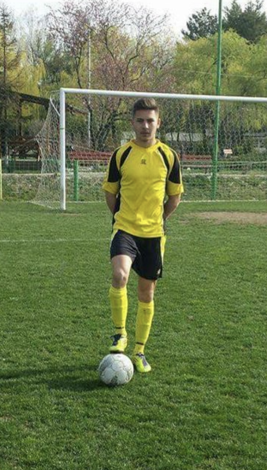 Ionuț Rizea pe terenul de fotbal, în echipament galben