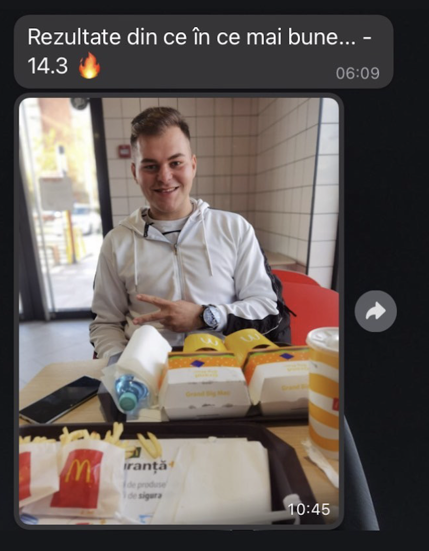Client zâmbind la fast-food, cu mesaj despre minus 14,3 kg