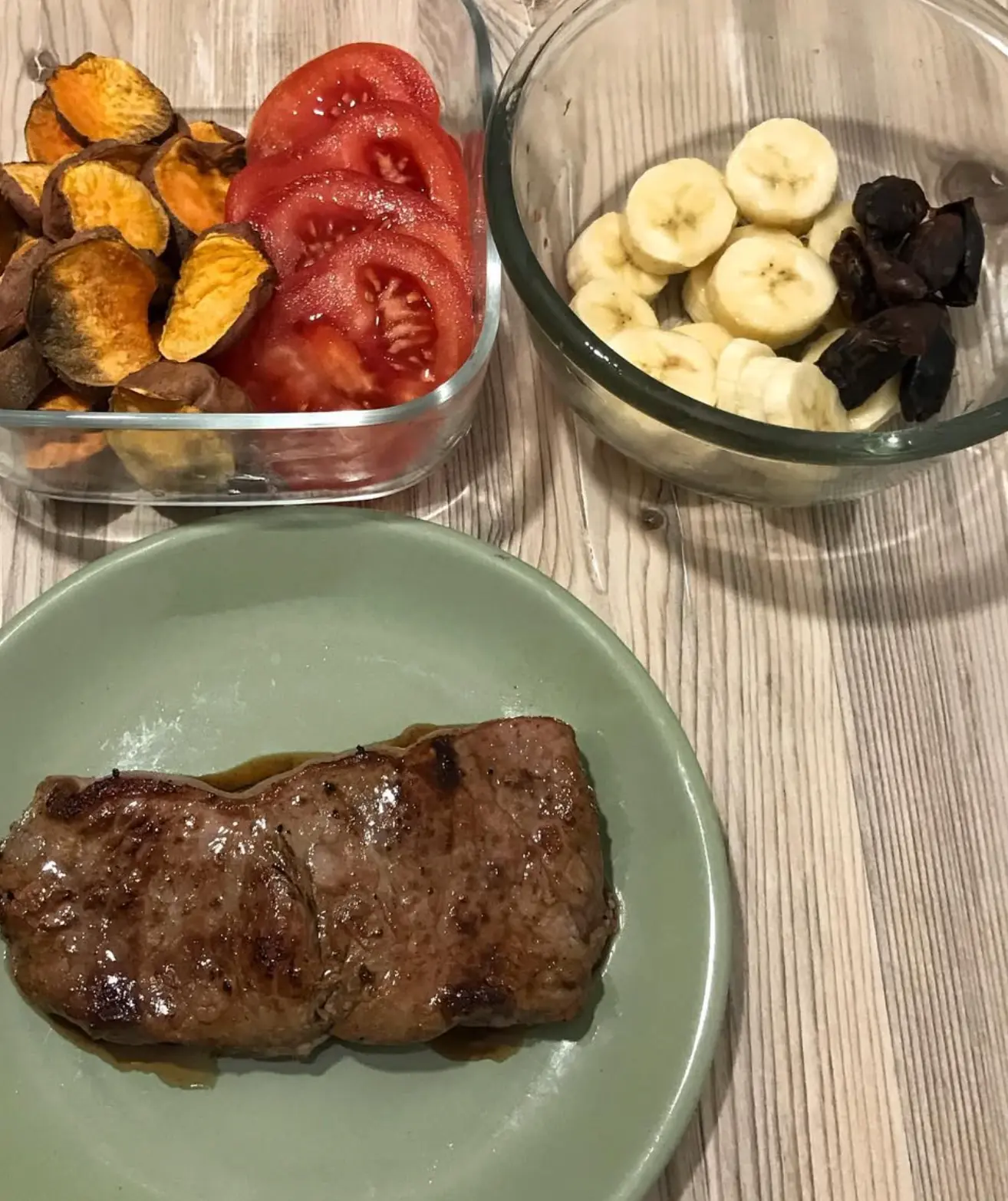Vită la grătar cu cartof dulce, roșii, banană și curmale