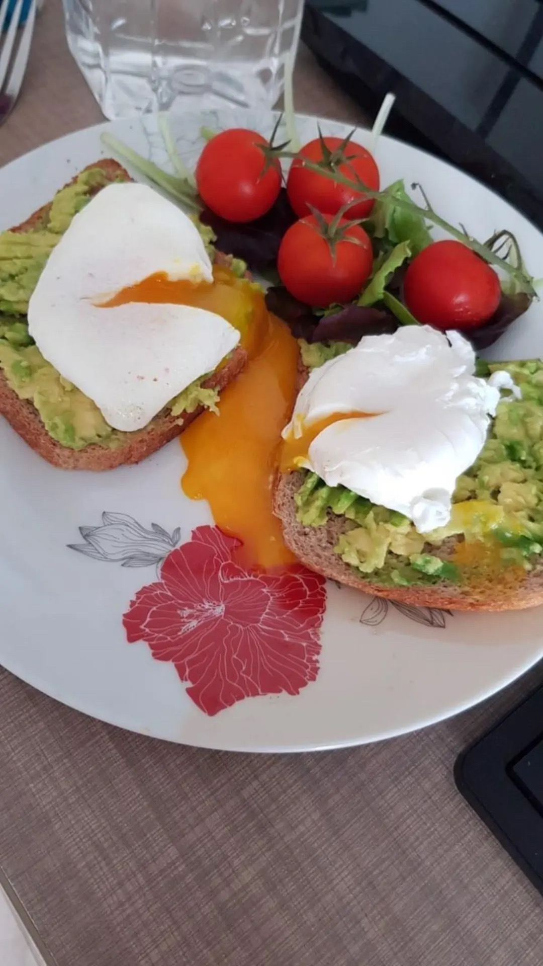Toast cu avocado, ouă poșate, roșii cherry și salată