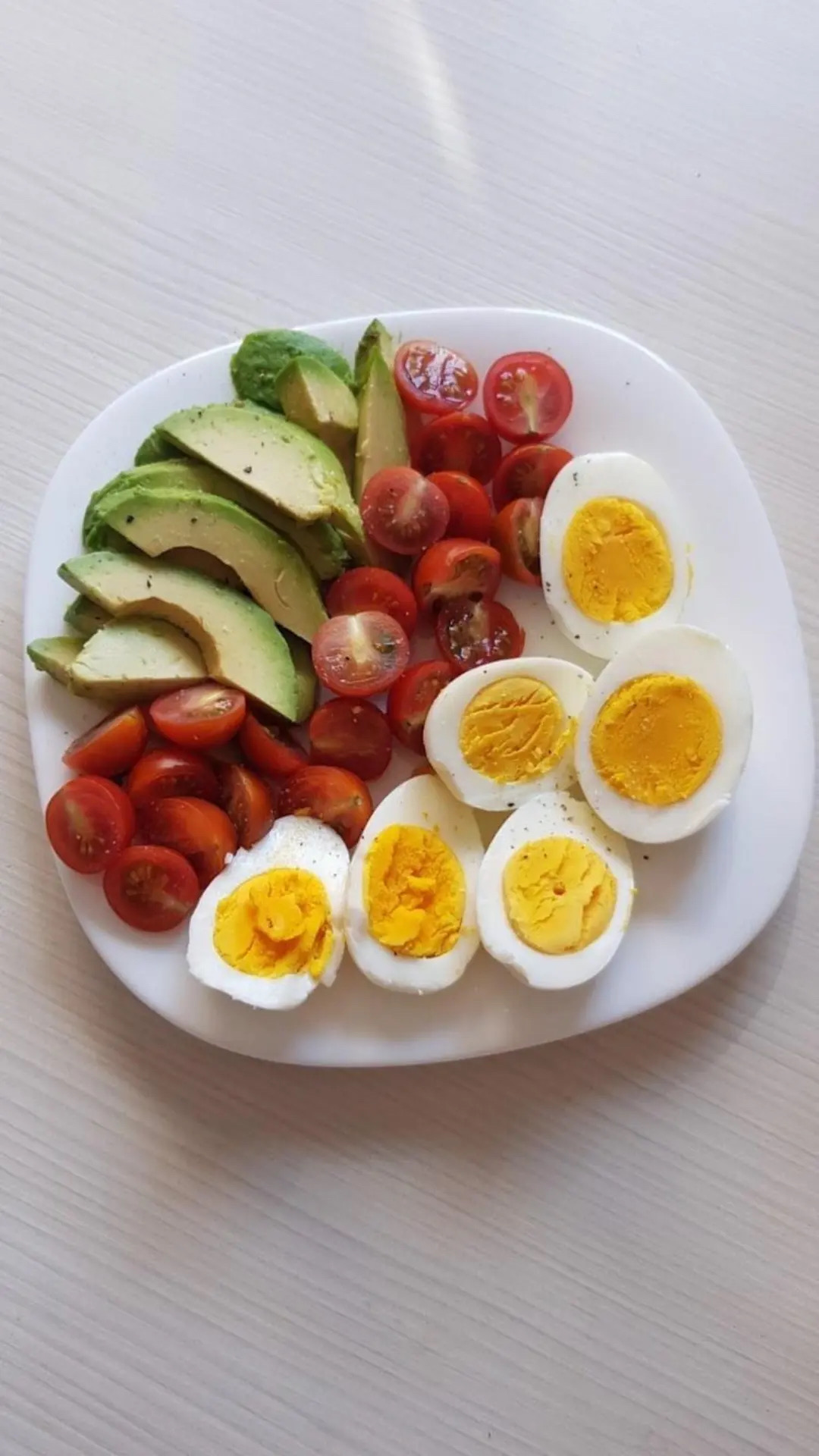 Avocado cu roșii cherry și ouă fierte
