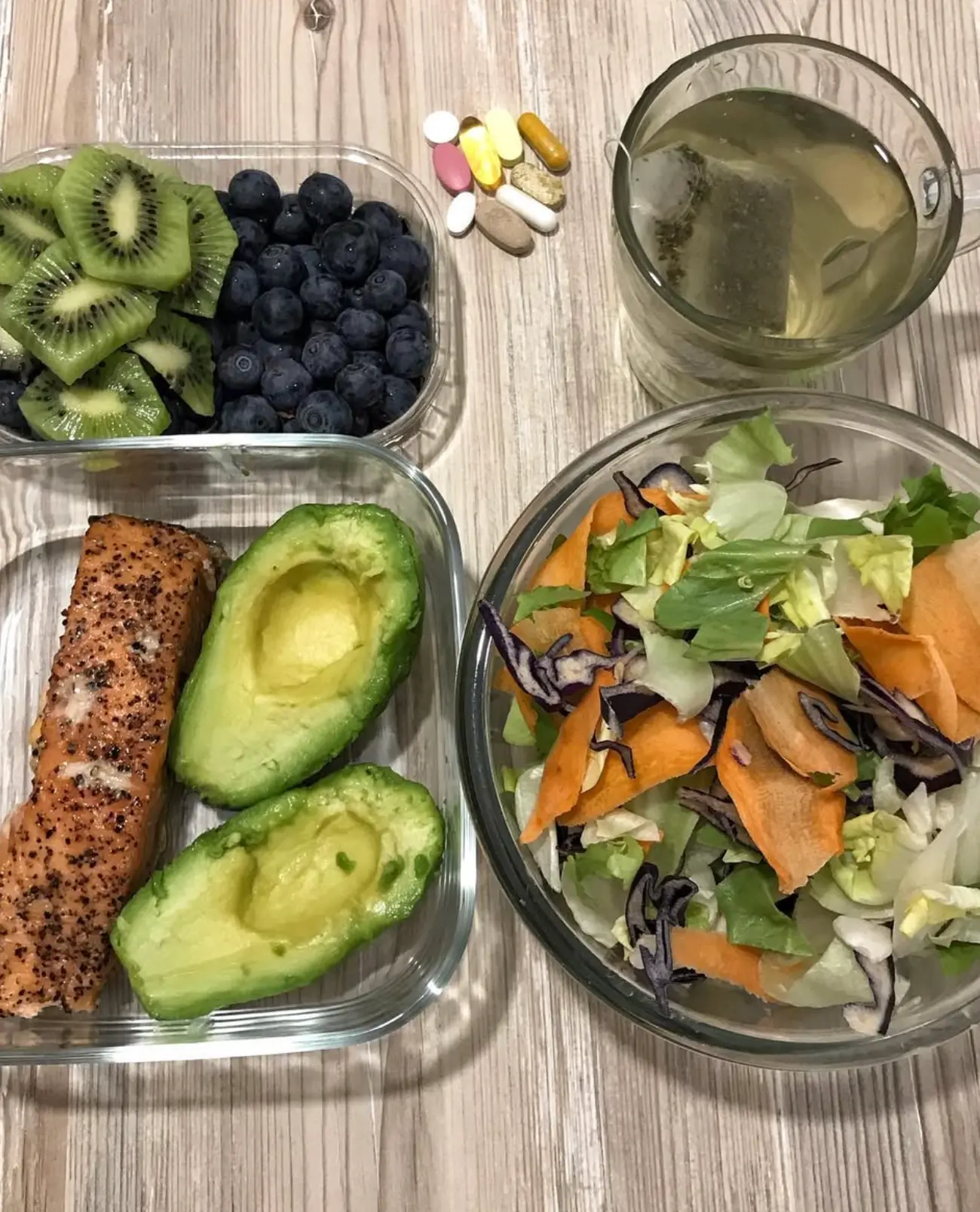 Somon cu avocado, salată, kiwi, afine, supliment și ceai verde