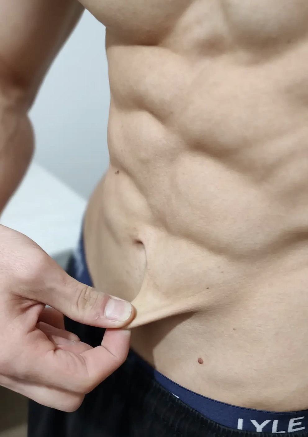 Prim-plan cu abdomen definit și strat minim de grăsime