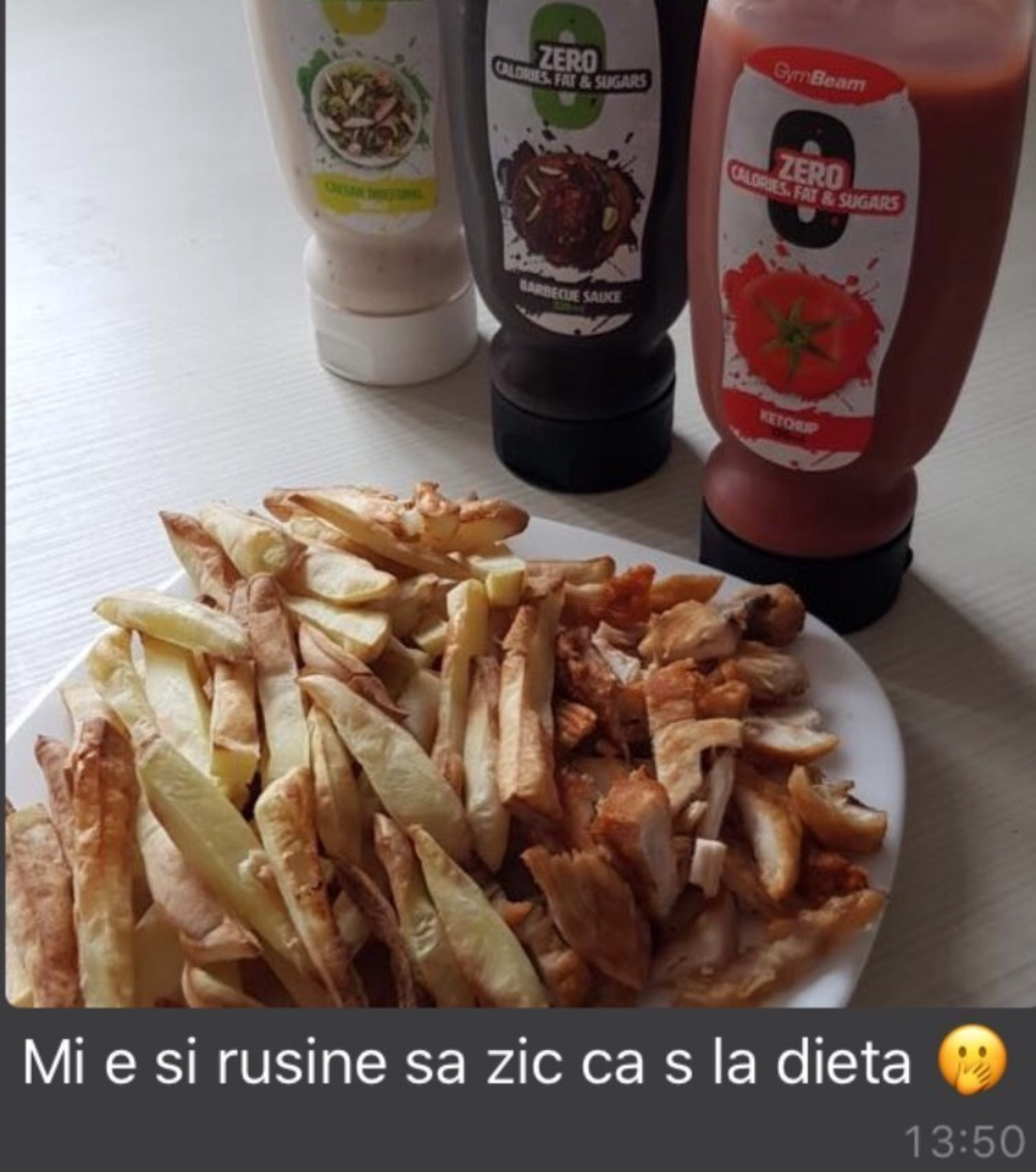 Farfurie cu cartofi la cuptor, pui și sosuri zero calorii