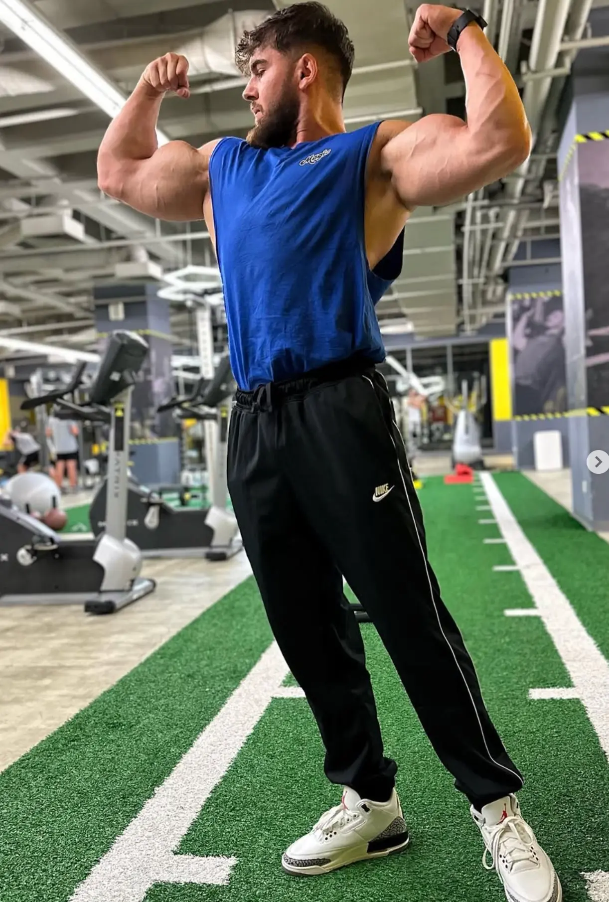 Ionuț Rizea făcând double biceps în sală