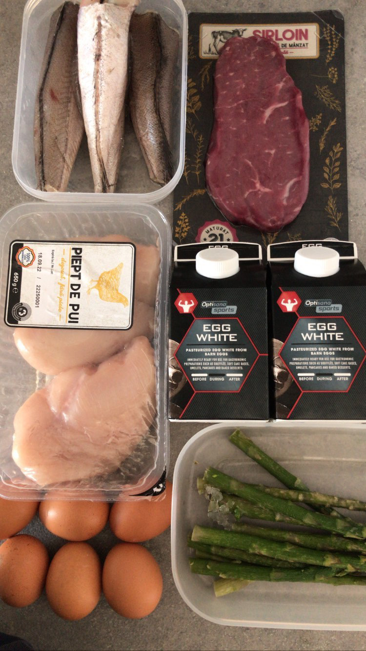 Ingrediente crude: pește, sirloin de vită, piept de pui, ouă, albuș și sparanghel