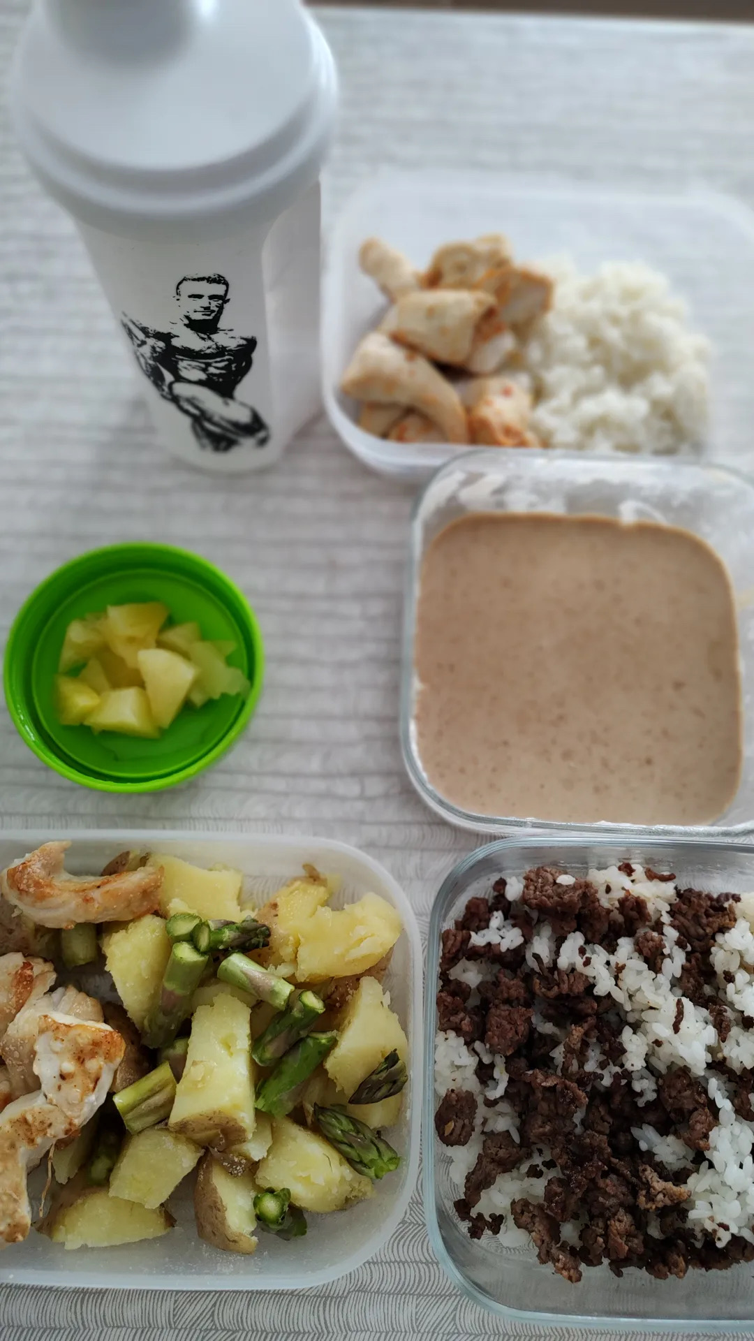 Meal prep: pui cu orez, vită cu orez, cartofi cu sparanghel și shake proteic