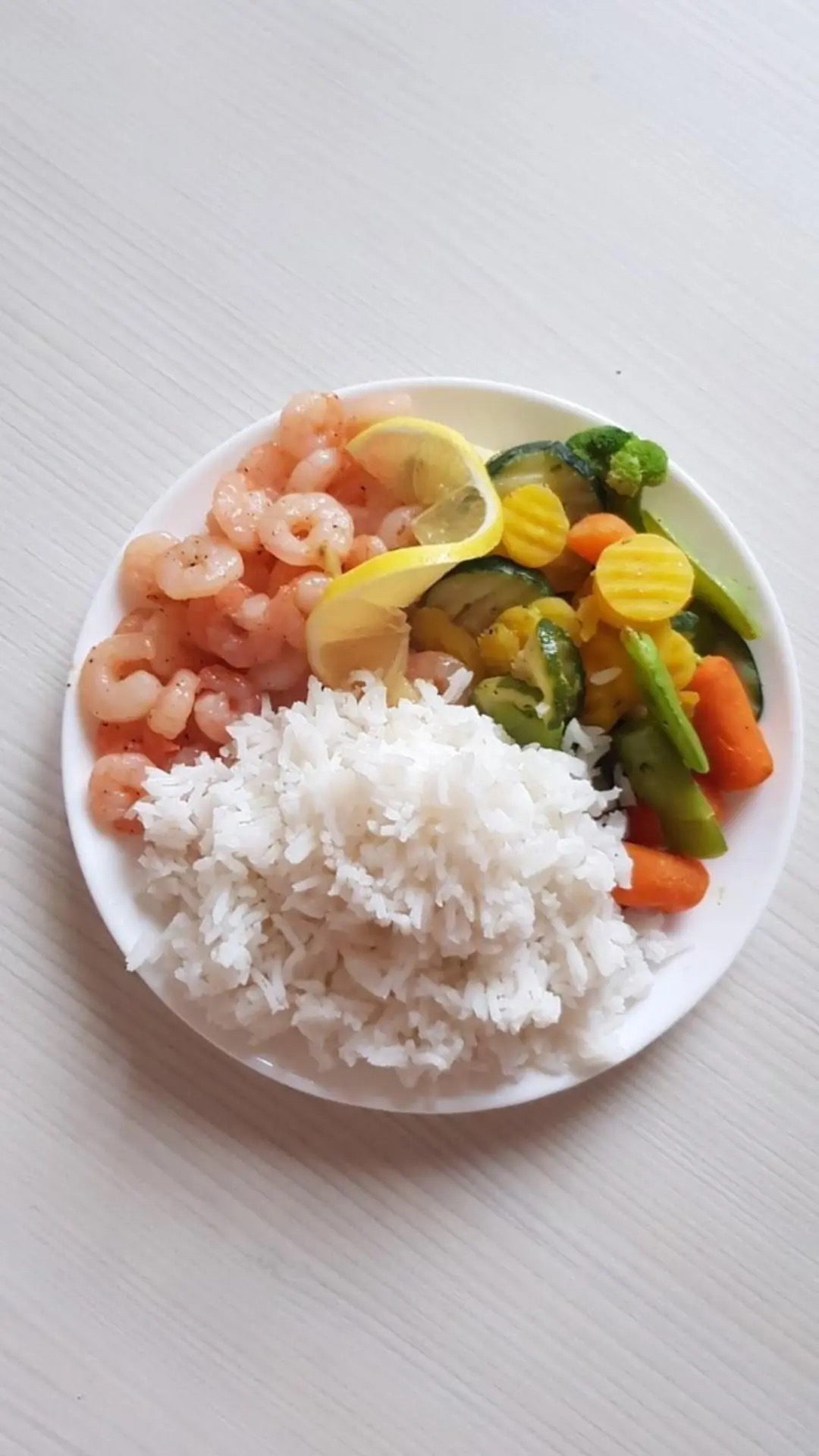 Creveți cu orez alb și legume la abur