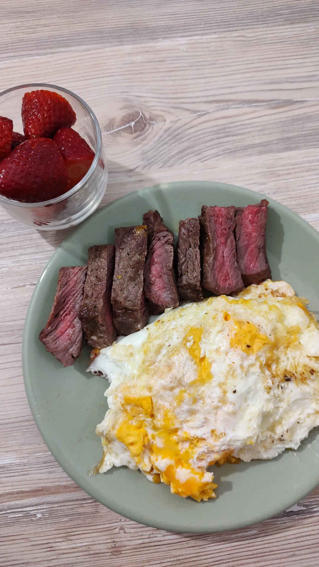 Steak cu ouă ochiuri și căpșuni