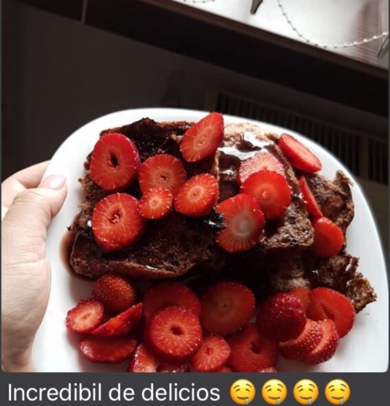 Toast proteic cu căpșuni și ciocolată