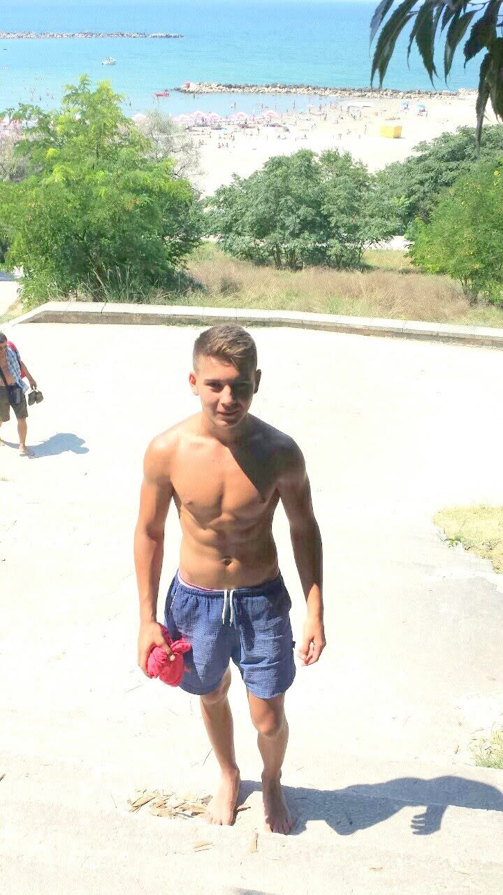 Ionuț Rizea adolescent, pe faleză, la mare