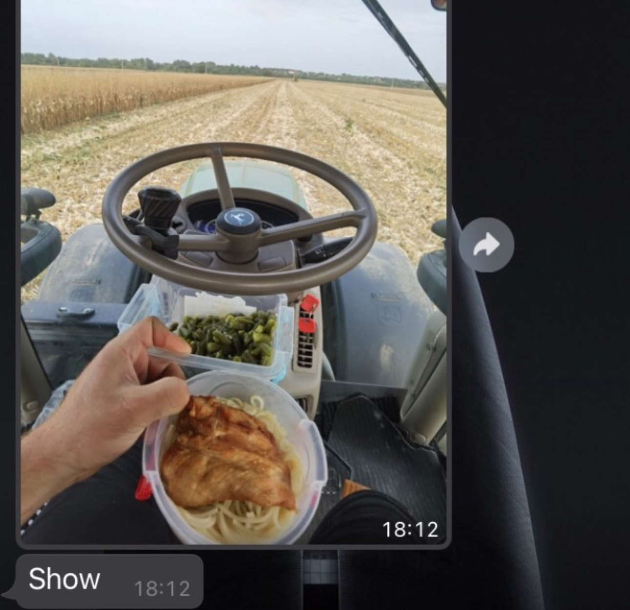 Masă pregătită mâncată în cabina tractorului
